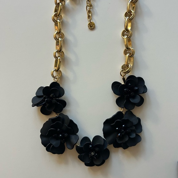 Talbot’s dramatic necklace - Picture 2 of 5